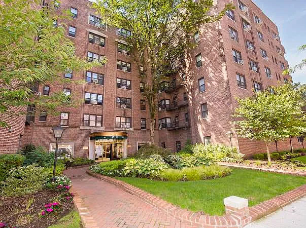 Apartment complex in Forest Hills. Lillian Vucic also works in the neighborhood of Forest Hills. 69-10 Yellowstone Blvd APT 416, Forest Hills