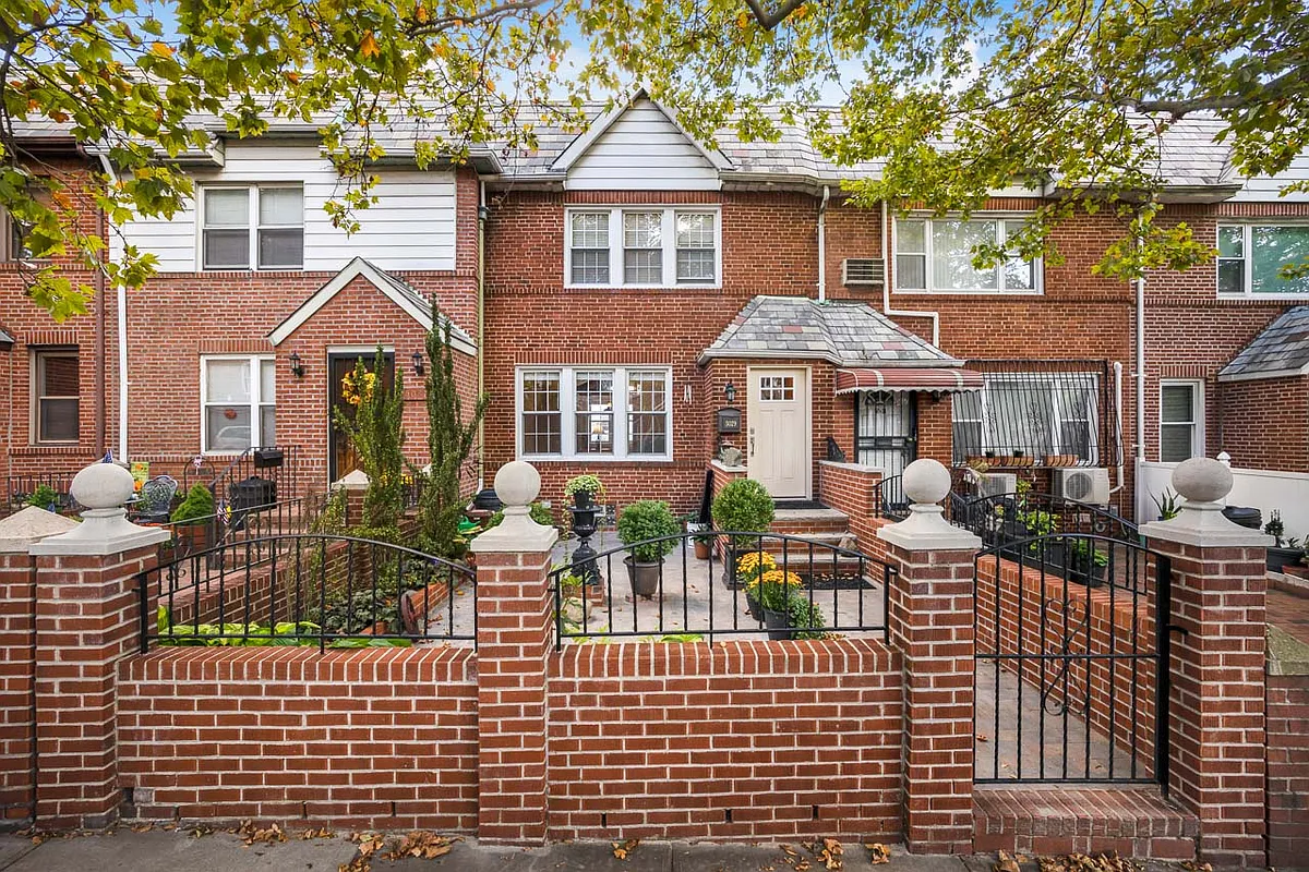 Home sold in Long Island City. Lillian Vucic also offers real estate services in the area of Long Island City. 5029 40th St, Long Island City Neighborhood